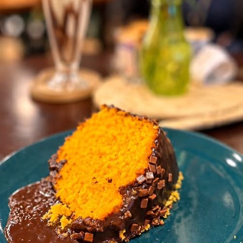 Fatia de bolo de cenoura com cobertura de chocolate