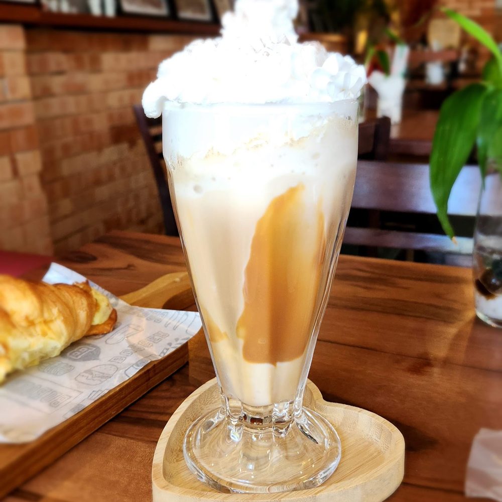 Frappé com chantilly e calda de caramelo