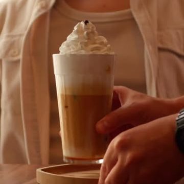 Café gelado com chantilly num copo alto