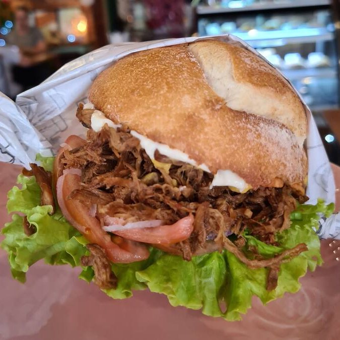 Sanduíche vaca louca com carne de panela desfiada no pão italiano