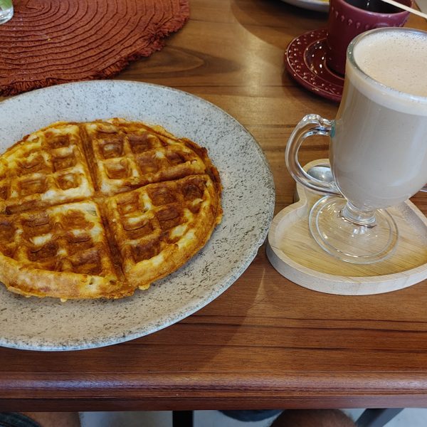 Cheese waffle com café com leite